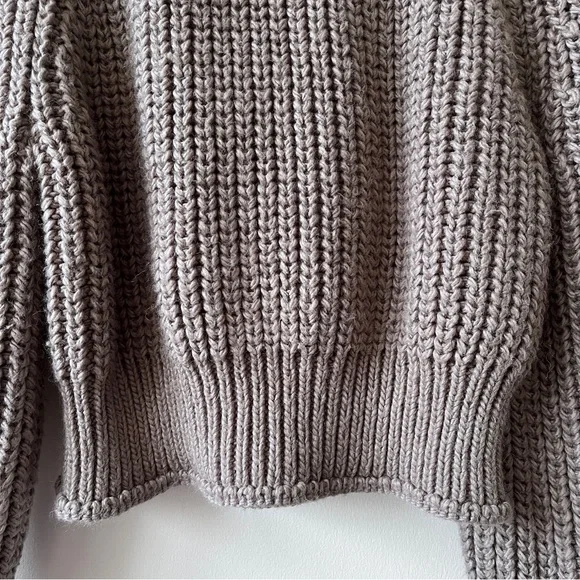 H&M Women’s Minimalist Scandi Girl Brown Turtlneck Sweater Size M - Picture 5 of 9